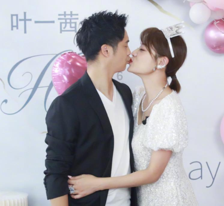 老军阀落魄至极,张作霖却拿来女儿照片奉承道:老兄,随便挑!